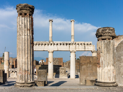 En las casas y estructuras antiguas volvía la vida. Columnata a la entrada de la Basílica del Foro de Pompeya; vista desde el interior hacia el Foro, Italia