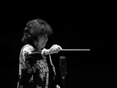 Carmen Moral ist eine peruanische Komponistin und Dirigentin, die erste Frau, die das Bogota Symphony Orchestra, Kolumbien, dirigierte