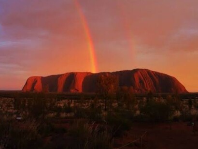 Nel 1985, il governo australiano restituì ufficialmente Uluru agli Anangu, riconoscendo il suo significato culturale e spirituale. Monolito Urulu, Territorio del Nord, Australia