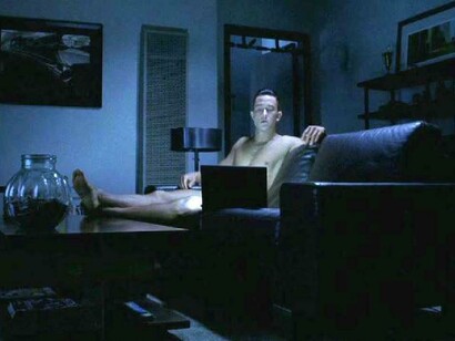 Un hombre encerrado en casa se asoma al mundo por la pantalla de su portátil