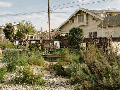 Installation view of "In the garden of David Horvitz", 7th Ave Garden, Los Angeles, 2023. Courtesy of ChertLüdde, Berlin and David Horvitz, Los Angeles. Photo by
Rio Asch Phoenix