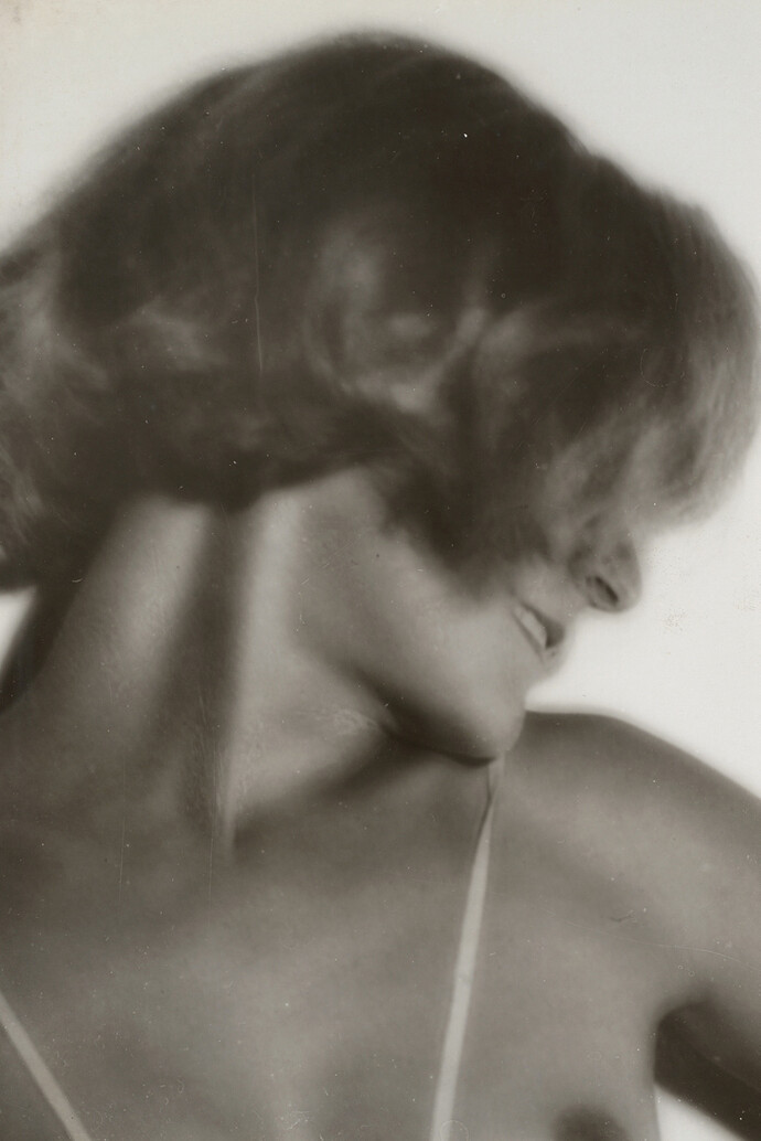 Germaine Krull, Assia, de profil, Vers 1930, Tirage gélatino-argentique, 22,2 x 15,8 cm, Collection Bouqueret-Rémy © Estate Germaine Krull, Museum Folkwang, Essen