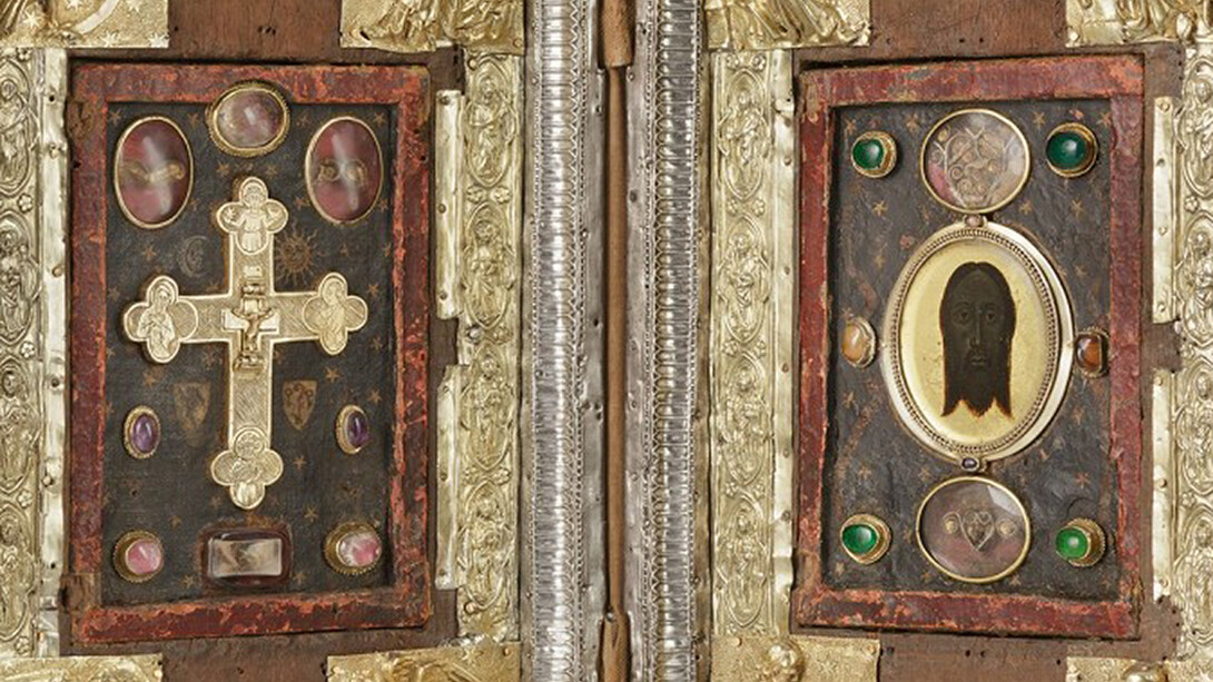 Reliquiendiptychon, zweite Öffnung, Frankreich, 14. Jh., mit späteren Veränderungen, Reliefs: Silber, getrieben und vergoldet; Einband: Samt, Seiden- und Metallstickereien; verschiedene Holzarten, Malerei, Klosterarbeit, Bergkristall, Glas, Hinterglasmalerei, Schmucksteine, Museum Schnütgen, Foto: RBA/P.Schwarz