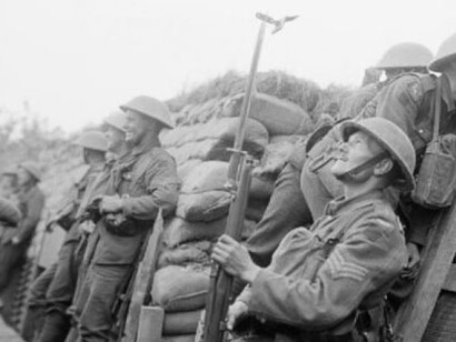 1917: soldati inglesi osservano il nemico dalle proprie linee