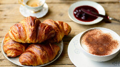 Frühstück mit Croissants