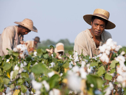 Esclavos negros en los campos de algodón del sur de Estados Unidos. Imagen de la película "12 años de esclavitud"