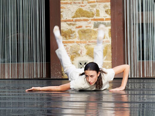 Sofia Bonetti è Penelope, coreografia di Giuseppe Spota. In scena al Castello dell’Acciaiolo di Scandicci, luglio del 2024 © Maurizio Tibaldi