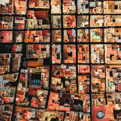 I Quartieri Spagnoli mostrano come un impianto razionale possa essere contaminato da usi informali e appropriazioni collettive, producendo uno spazio in cui la forma è frutto di tensioni, non di norme. Napoli, Italia