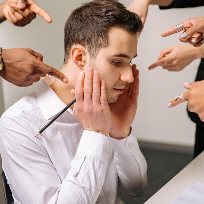 Profissional se sente pressionado a entregar qualidade em ambiente de trabalho pouco acolhedor