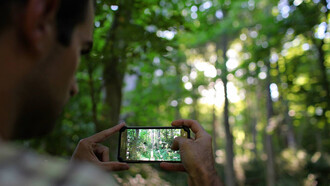 Escursionista che fotografa il paesaggio 