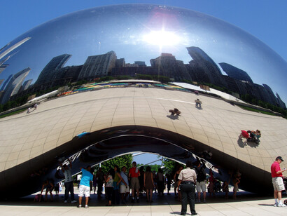 Anish Kapoor – Cloud Gate (2006), Installed in Chicago’s Millennium Park, Cloud Gate is a monumental stainless-steel sculpture that mirrors the city and sky, transforming reflections into shifting, immersive forms. Privately funded by the Millennium Park Foundation with major support from BP, it cost about $23 million USD and measures 10 m high, 20 m long, and 13 m wide, weighing approximately 110 tons
