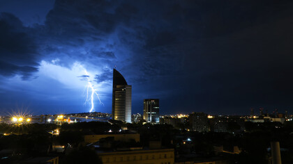 Un rayo cae del cielo en una tranquila noche en Montevideo, Uruguay