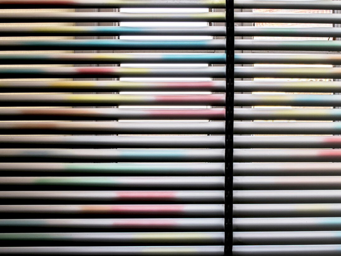 Erik Saglia, Untitled, 2015, 190 x 215 cm, Pantoni su veneziana e moschettoni, particolare