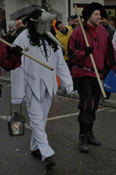 Pessoa anda pelas ruas com máscara da vergonha