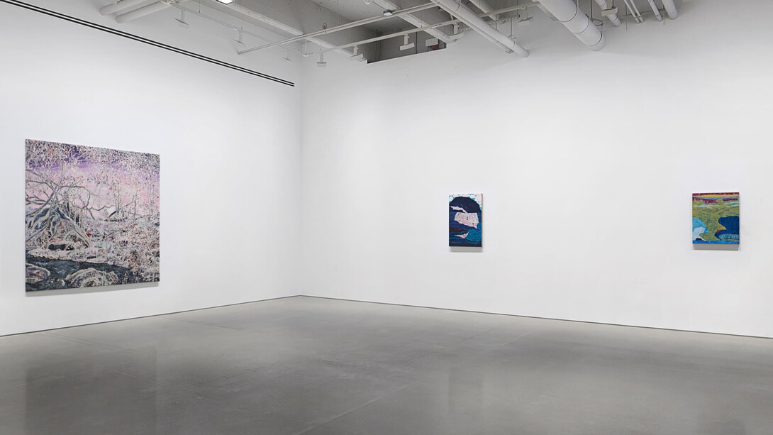 Varios artistas, Una puerta entreabierta, vista de exhibición. Cortesía de la galería kurimanzutto