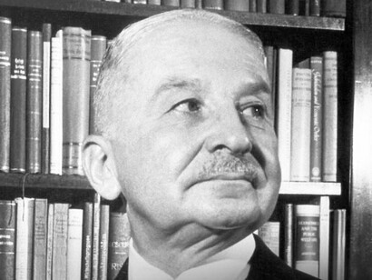 Ludwig Von Mises, importante economista da Escola Austríaca. Sua obra Ação Humana, publicada em 1949, é considerada uma das mais importantes contribuições para a teoria econômica do século XX. Mises foi um defensor ardente da liberdade econômica e da importância dos mercados livres para o funcionamento eficiente da economia. Sua teoria praxeológica da economia, que parte do princípio de que os seres humanos agem de forma racional para atingir seus fins, tem sido um elemento fundamental do pensamento austríaco