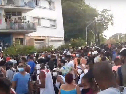 En los últimos tiempos el actual gobierno de Díaz-Canel autorizó el funcionamiento de las pequeñas y medianas empresas privadas.  Manifestantes protestan en las calles de La Habana,2021, Cuba