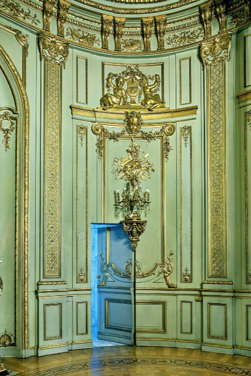 Michael Eastman, Secret Doorway, Buenos Aires, 2017. Courtesy of the artist and Edwynn Houk Gallery, New York
