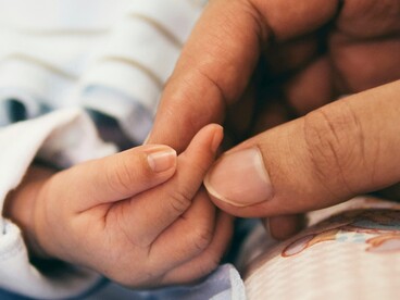 La cura è un’esperienza sacra fatta di ascolto, presenza e capacità di sostenere il dolore senza sottrarsi