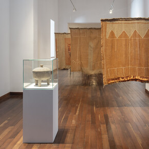 M’barek Bouhchichi, Les mains des poètes, vue d’exposition. Avec l'aimable autorisation de la Fondation H