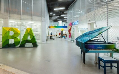 Entrada do campus Cidade Jardim da Belas Artes, instalado dentro do shopping Cidade Jardim, em São Paulo. O projeto simboliza a estratégia da instituição de aproximar ensino, economia criativa e mercado de luxo, reforçando um posicionamento que combina tradição acadêmica com inovação e experiências voltadas às novas demandas profissionais