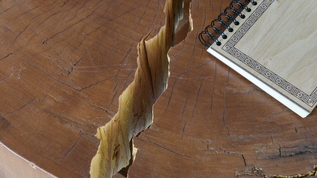 Rachadura em mesa de madeira