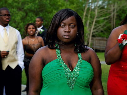 Gillian Laub, Angel outside the black prom, 2009