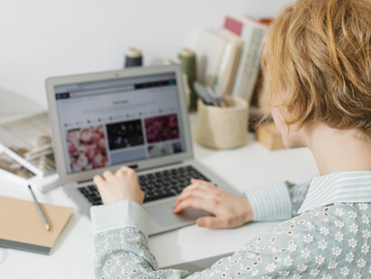 Una mujer mira en internet una consulta médica. La IA está avanzando en la capacidad de ofrecer de atención individualizada