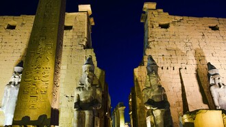 Havia chegado o grande dia! Eugène Hyndormais tinha marcado para aquele sábado a noite de autógrafos do livro. O evento, que seria numa galeria de arte próxima ao Musée Égyptien, reuniria vários convidados especiais chamados pelo editor, entre eles o próprio Charles Vicarty, que viajara especialmente para Dunquerqueville para participar do evento. Louis estava animadíssimo desde que soubera da presença do ilustre escritor no lançamento de seu primeiro livro