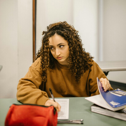 Oferecer suporte emocional e orientação para alunos com dificuldades pode criar um ambiente de aprendizagem acolhedor e seguro