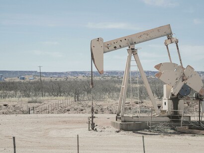 Pumpjack extraindo gás de um poço
