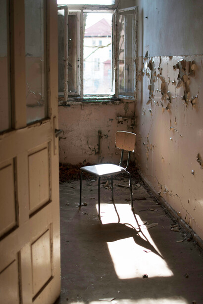 Interior de la habitación de una casa abandonada. Las leyendas urbanas son más que simples historias de miedo; son un reflejo de nuestros miedos, deseos y la naturaleza humana