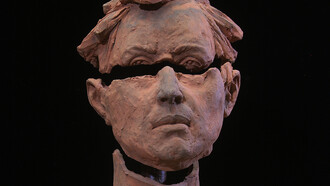 «Con hidalguía», (Edgar Zúñiga) en el Salón Anual de Escultores 