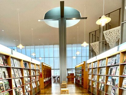 Cross-framed towering pillars reach to the skylit ceilings © Alma Reyes