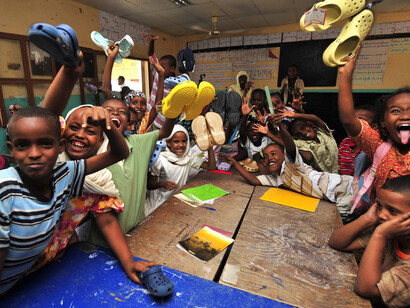 Le quartier-maître de 2e classe Norman R. Otters distribue des chaussures Croc aux élèves de l'école Guelleh Batal à Djibouti, avec environ 10 000 paires fournies par World Emergency Relief pour des écoles, camps de réfugiés et églises locales, 1er mars 2010
