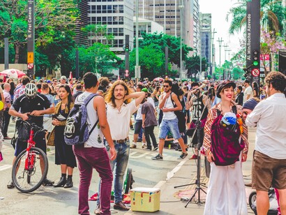 Pessoas em rua movimentada