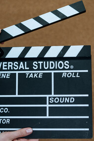 Abel Tyveet. Il a pris comme référence sa rencontre avec Robert Hossein, lors d'une représentation à l'Opéra de Paris