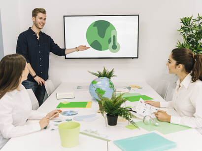 Uomo che fa una presentazione sul riscaldamento globale: "Ho visto da vicino la trasformazione di aziende che, da un giorno all’altro, diventavano società benefit..."