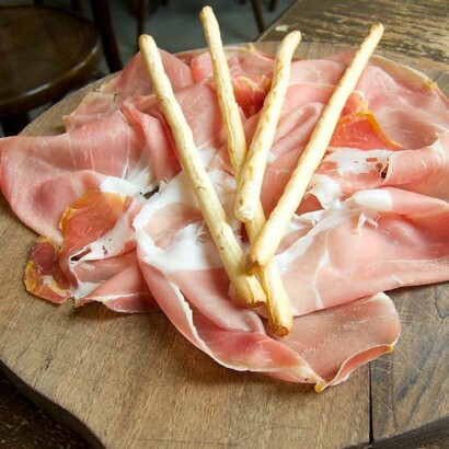 Tagliere di prosciutto crudo con grissini