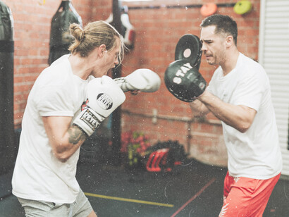 Boxeador y su sparring entrenan boxeo en un gimnasio de Los Ángeles, EE.UU.