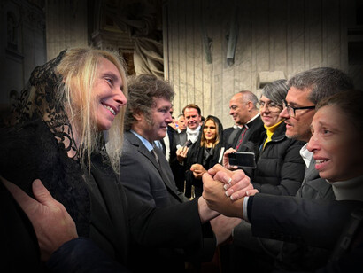 Javier y Karina Milei durante uno de sus viajes al exterior, en este caso por la canonización de Mamá Antula, 11 de febrero de 2024, Vaticano