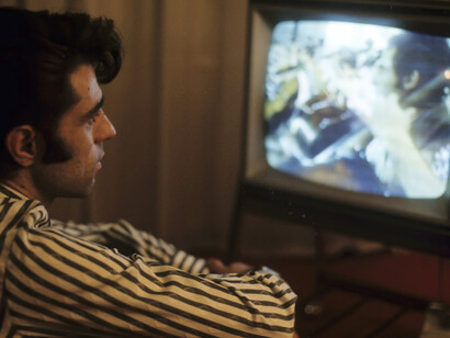 Jesús Hermida observa imágenes de su carrera profesional en una pantalla