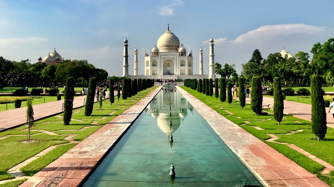 Taj Mahal. Agra, Uttar Pradesh, India. L'influenza persiana nei giardini del Taj Mahal si riflette nel Charbagh, il classico giardino quadripartito con canali simmetrici e geometrie perfette, simbolo del paradiso islamico secondo la tradizione persiana
