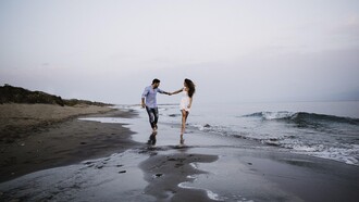 Peço desculpas, ando desligada, por instantes, eu poderia jurar que estávamos entre os séculos XVIII ou IX
Será que o mundo tem “comido bola” (falhado)? Expressão muito usada por editor maluco que conheci. 
Vamos facilitar os cálculos, suponhamos que o mundo tenha falhado. Falhado com o quê? Com a verdade? Qual delas? Com a coerência? Ou com a própria noção de realidade, onde se preza mais a performance do que a substância?