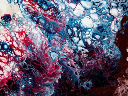 Destaca la gran relevancia del factor genético en el desarrollo del autismo, siendo mayor la probabilidad de sufrir autismo si se cuenta con antecedentes familiares