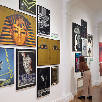 Various artists, Who are you? Exhibition view. Courtesy of Museum für Kunst und Gewerbe Hamburg