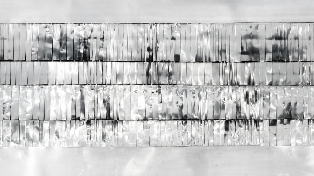 Heinz  Mack, Schlitz-Reliefe, 1960, dettaglio, aluminium on wood, 48 × 100 × 5,5 cm. Photo Axel Schmidt, Courtesy Cortesi Gallery
