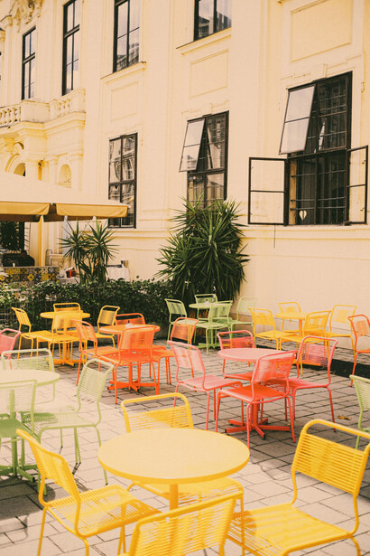 Bellas mesas de colores. Terrazas y patios pueden convertirse en grandes diferenciadores para un negocio gastronómico