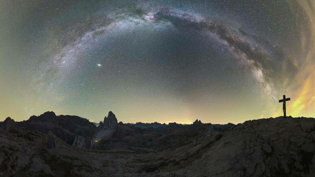 Dolomiti, con crocifisso, sotto la volta celeste. Sesto, Trentino Sud Tirolo, Italia