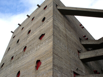 O Edifício do SESC Pompéia foi construído no terreno de uma antiga fábrica de tonéis no bairro de Pompéia, zona oeste de São Paulo, Brasil